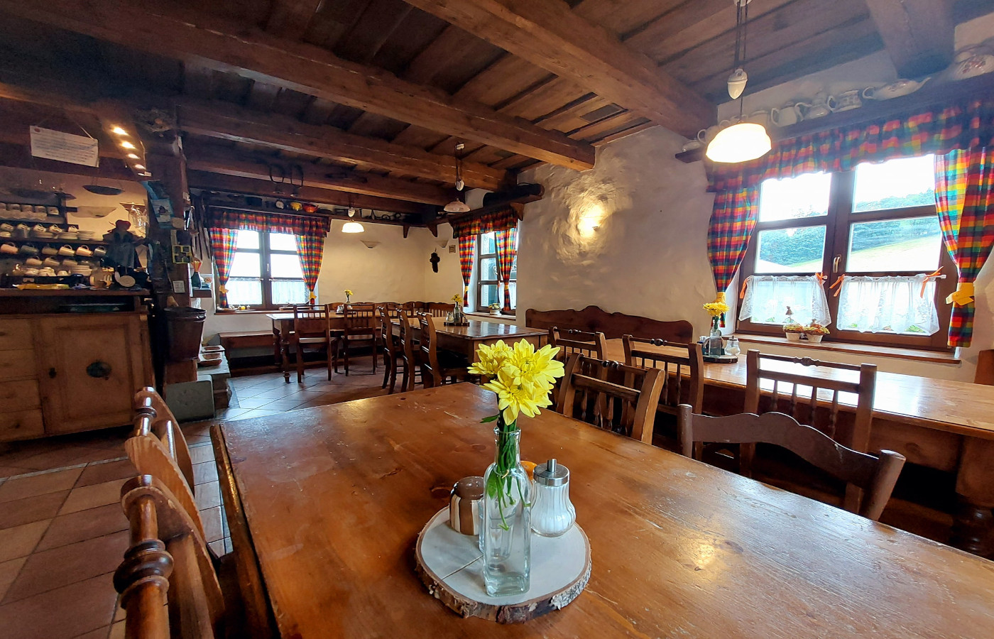 Restaurace na Opálené v zimě d dřevěným nábytkem
