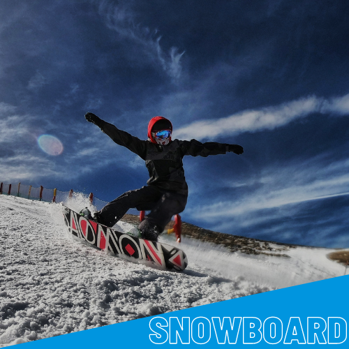 Snowboardista sjíždí svah na Opálené