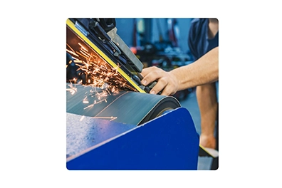 Broušení hran lyží a snowboardu v areálu Opálená