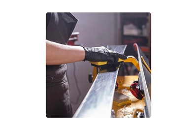 Malý servis lyží v areálu Opálená