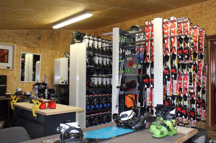 Půjčovna lyží, snowboardů a běžek