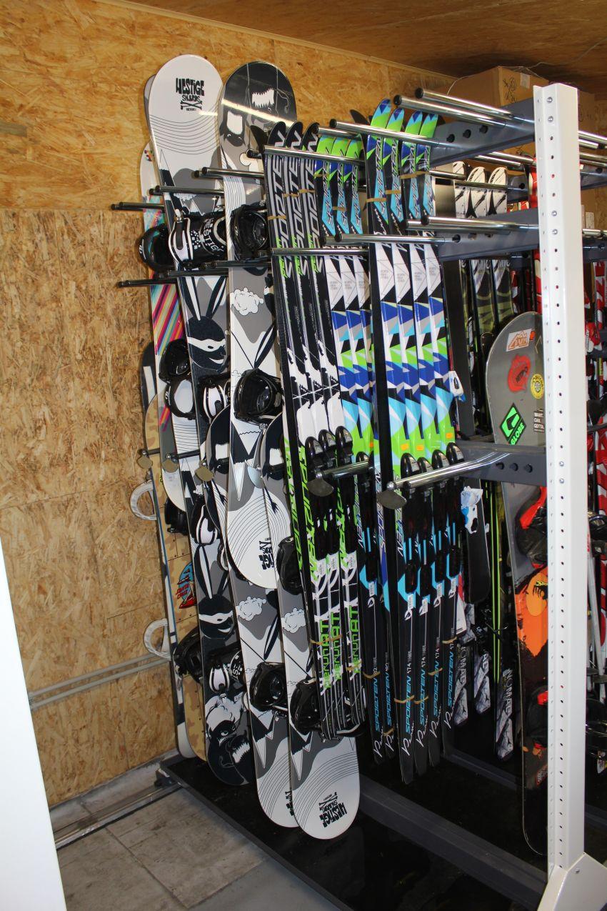 Půjčovna lyží, snowboardů a běžek