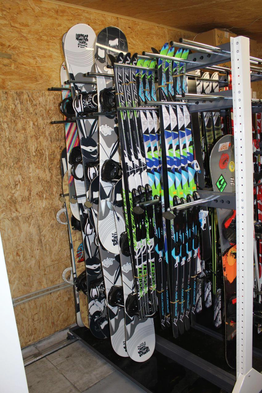 Snowboardové vybavení v půjčovně areálu Opálená