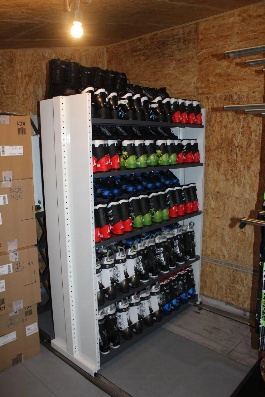 Boty v půjčovně areálu Opálená