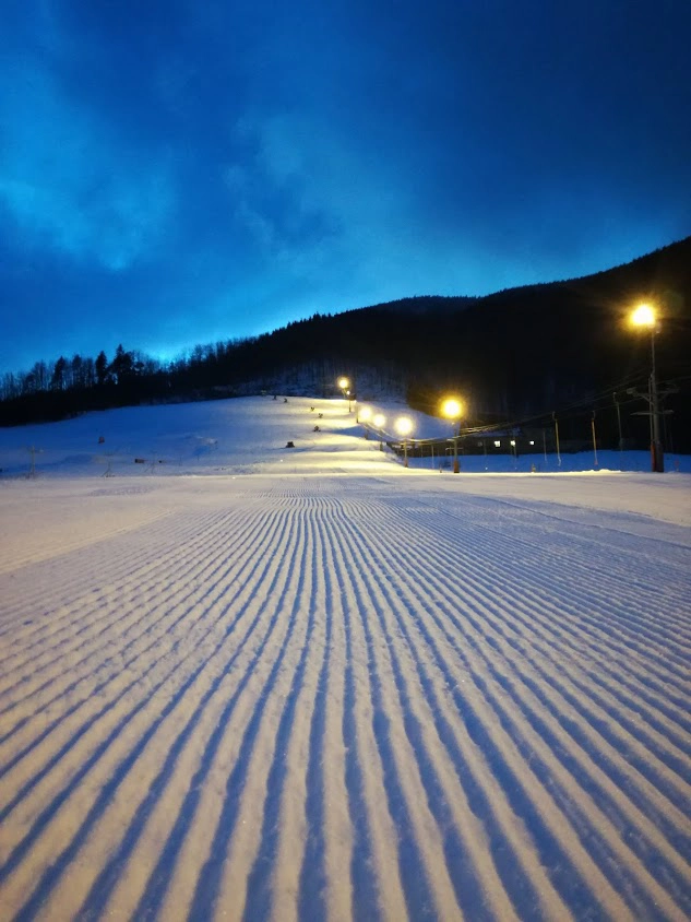 Upravená sjezdovka na večerní lyžování v areálu Opálená