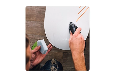 Voskování lyží v areálu Opálená