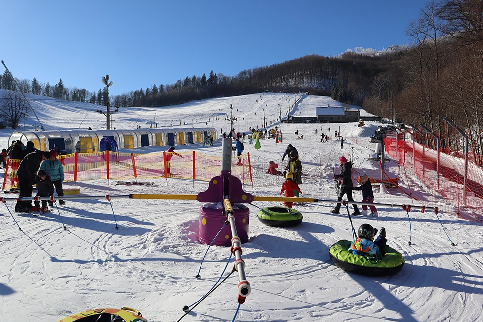 Nový kolotoč v dětském parku na ski areálu Opálená