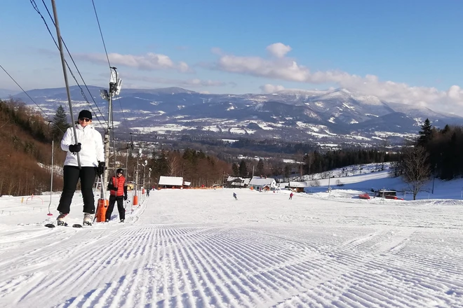Lyžaři na vleku v areálu Opálená na Čeladné