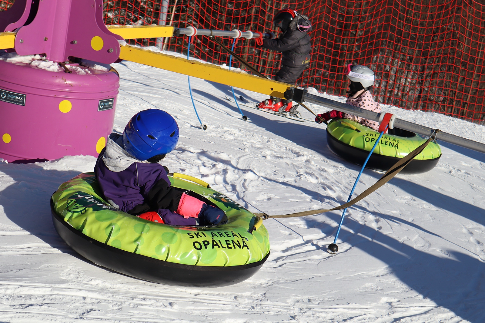 Kolotoč v dětském parku na ski areálu Opálená